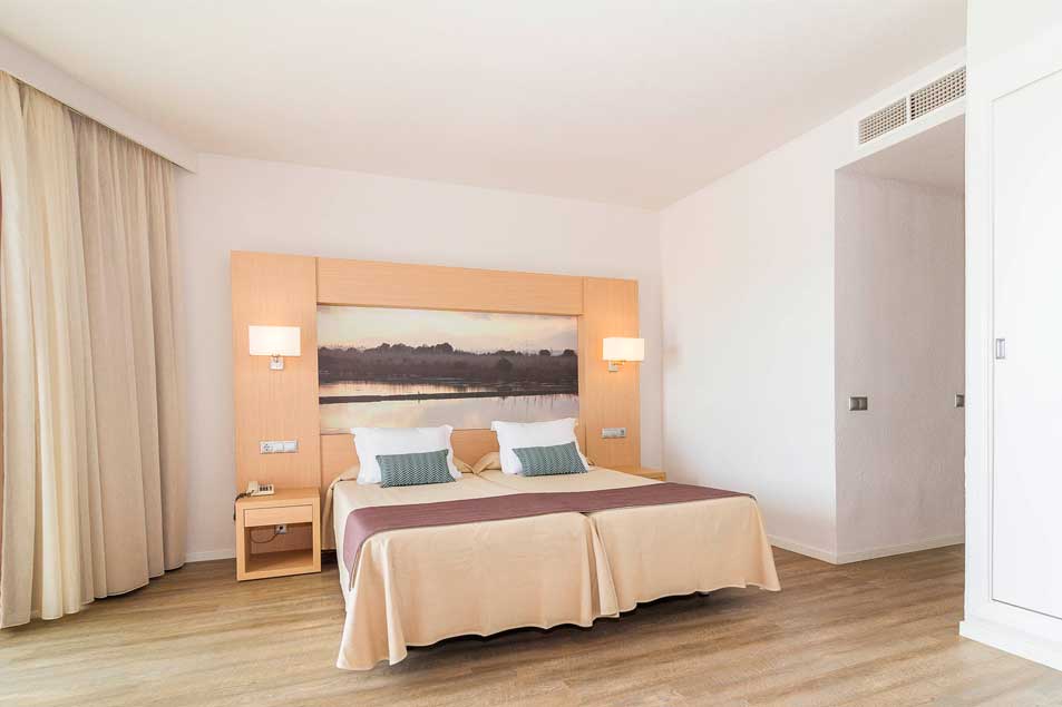 habitacion familiar cama eix lagotel holiday resort playa de muro