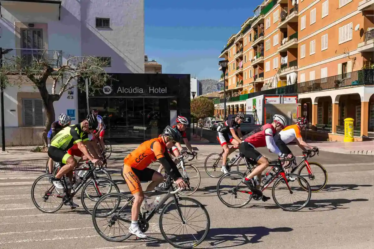 Ciclistas en Eix Alcudia Hotel
