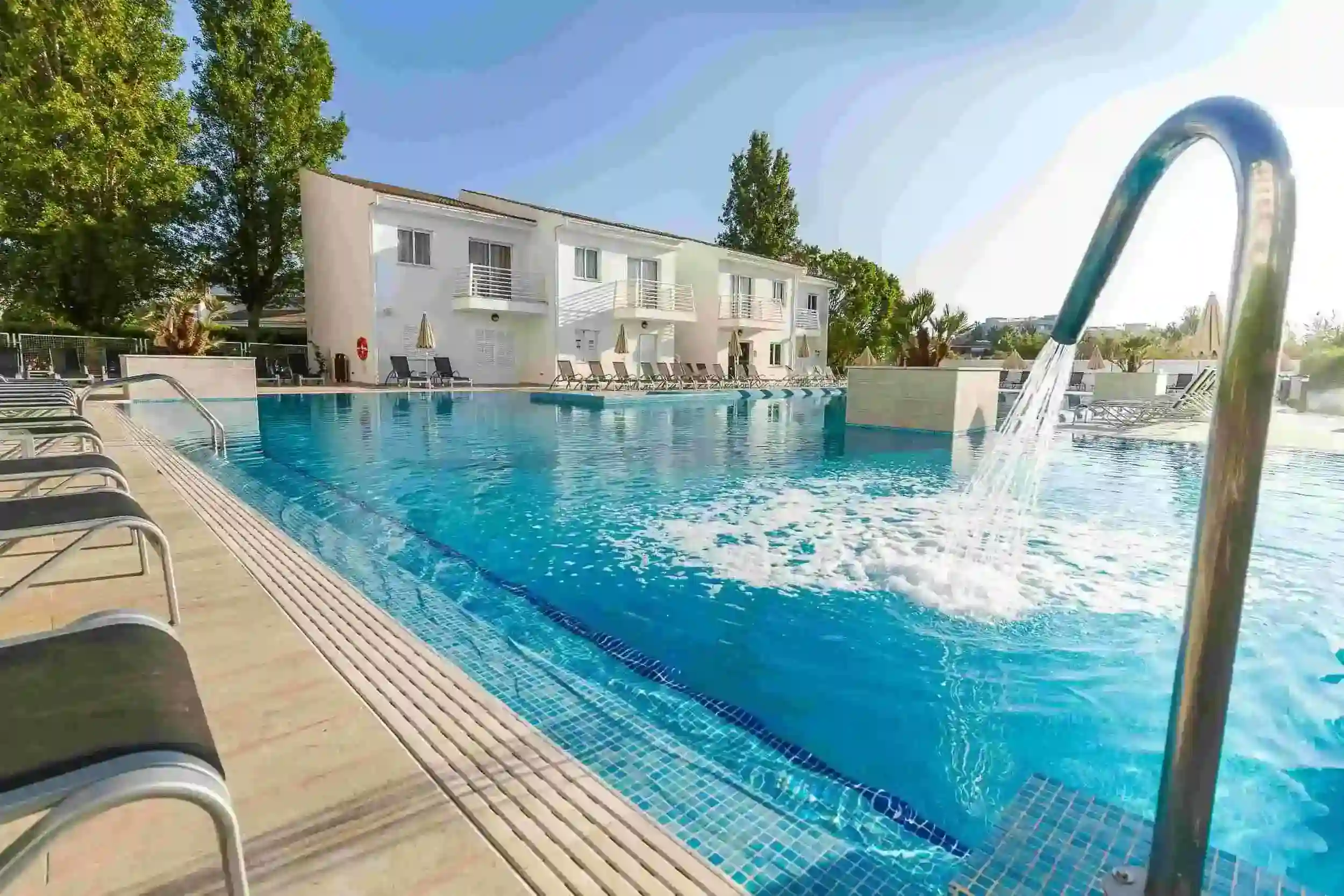 Chorros de agua en la piscina Eix Lagotel Holiday Resort