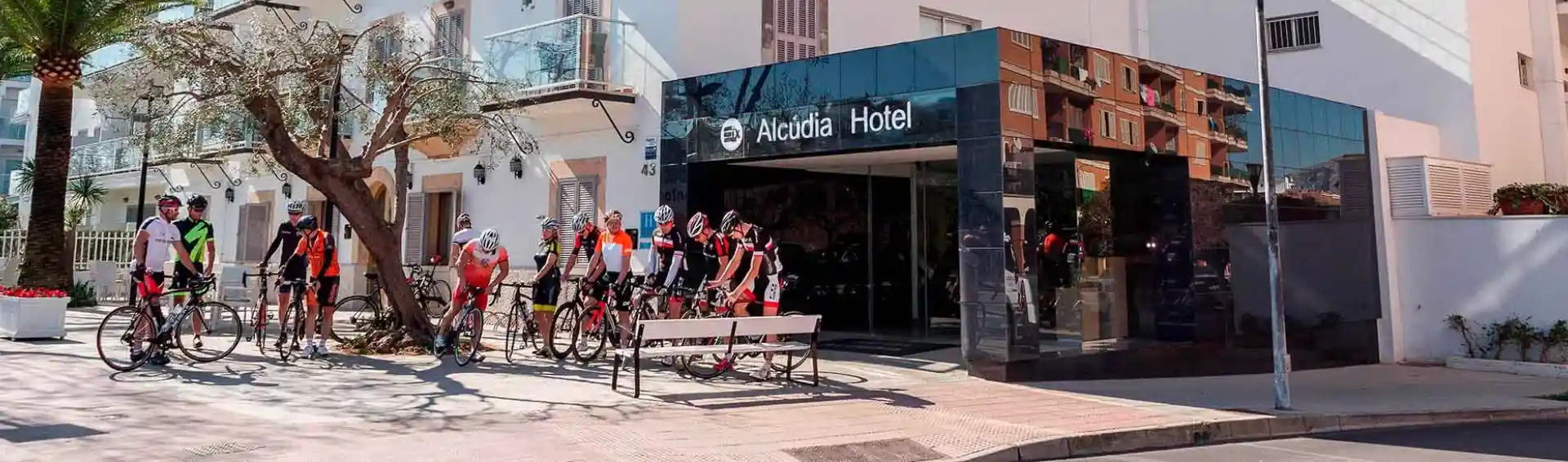 ciclistas en eix alcudia hotel