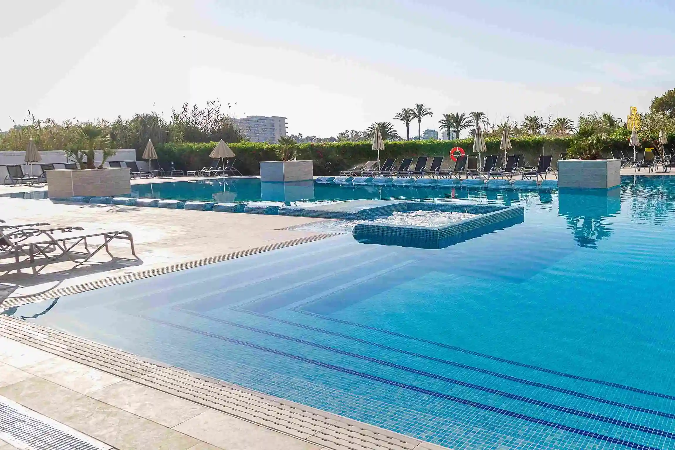 Escaleras piscina Eix Lagotel Holiday Resort