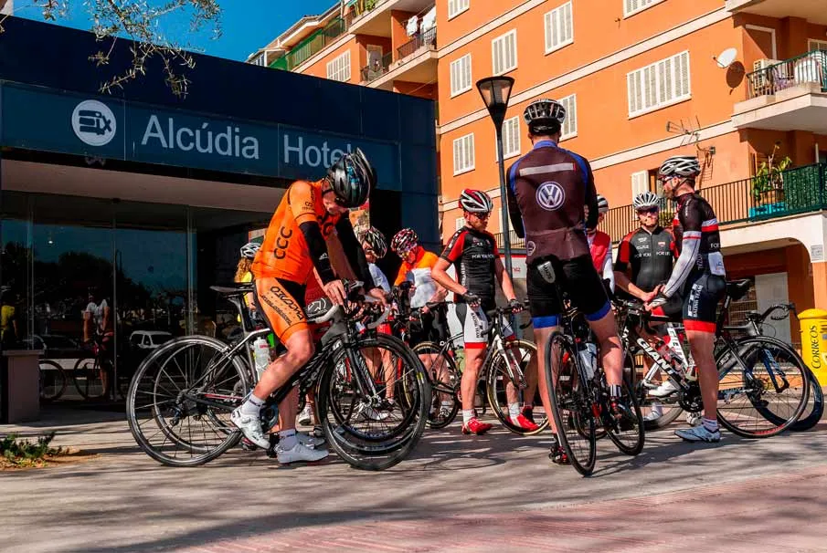 ciclistas en puerto de alcudia