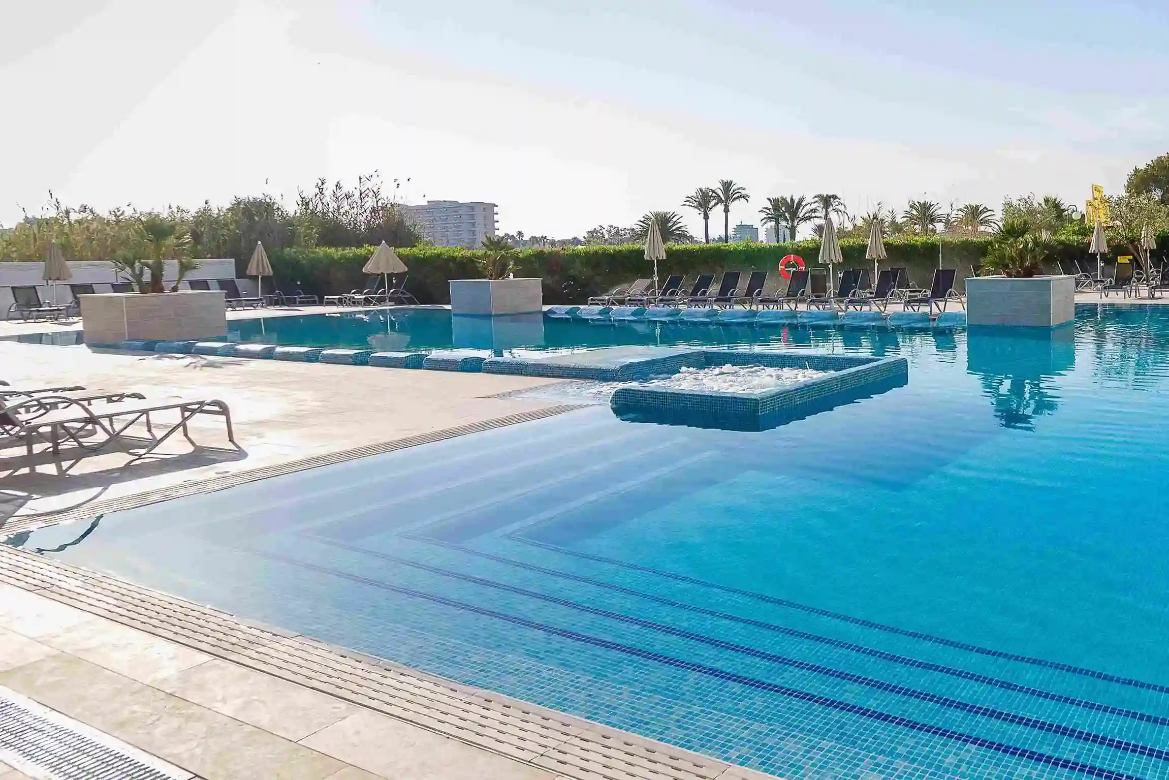 Piscina del hotel Eix Lagotel Holiday Resort