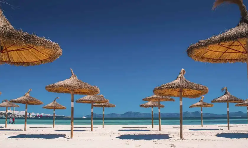 sombrillas en la playa