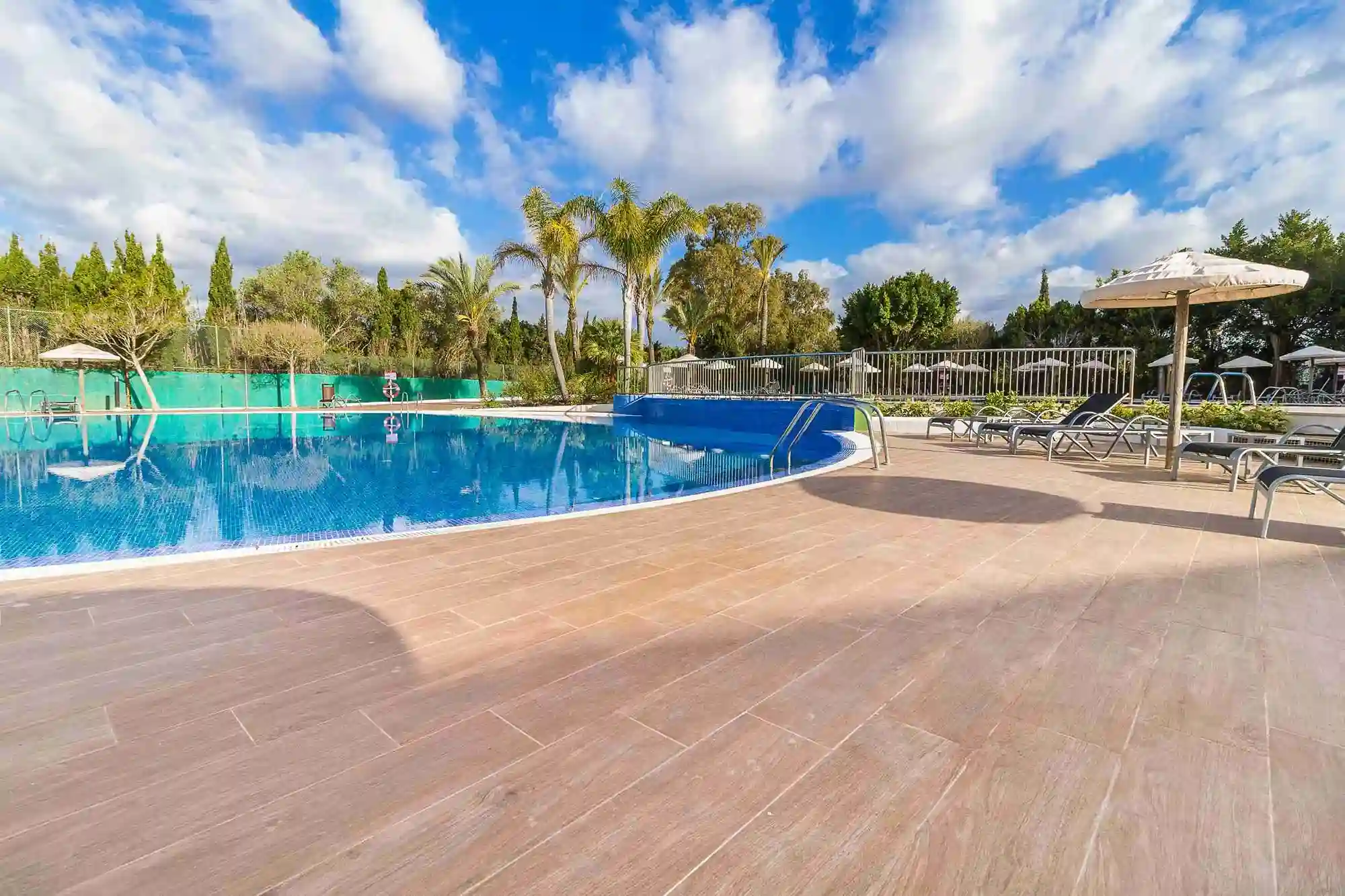 Piscina solarium Eix Lagotel Holiday Resort