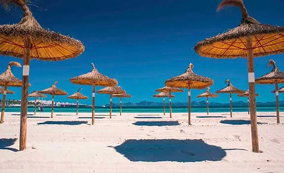 Sombrillas playa de Alcudia