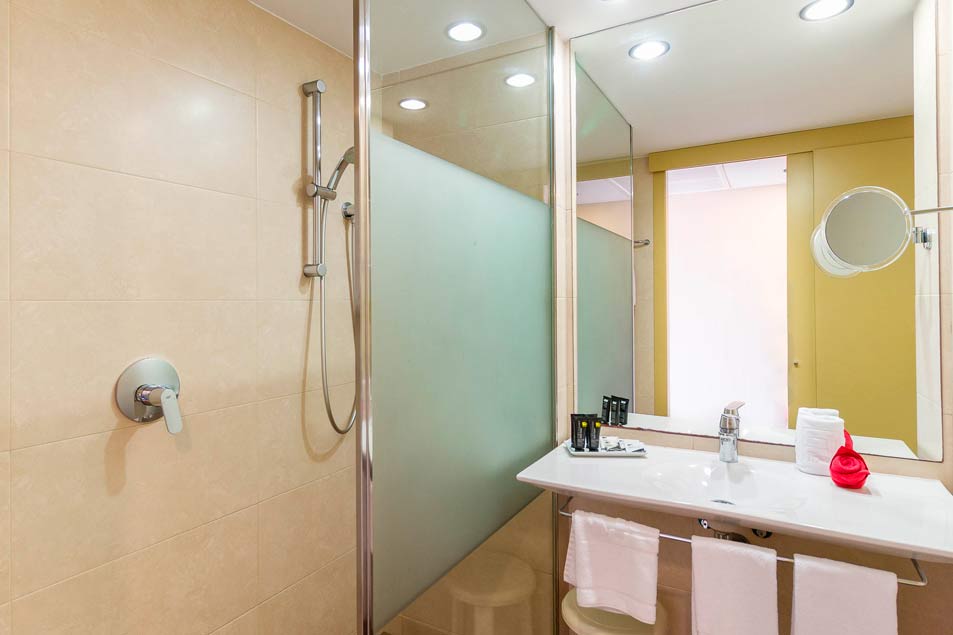 Double room eix platja daurada eix hotels bathroom